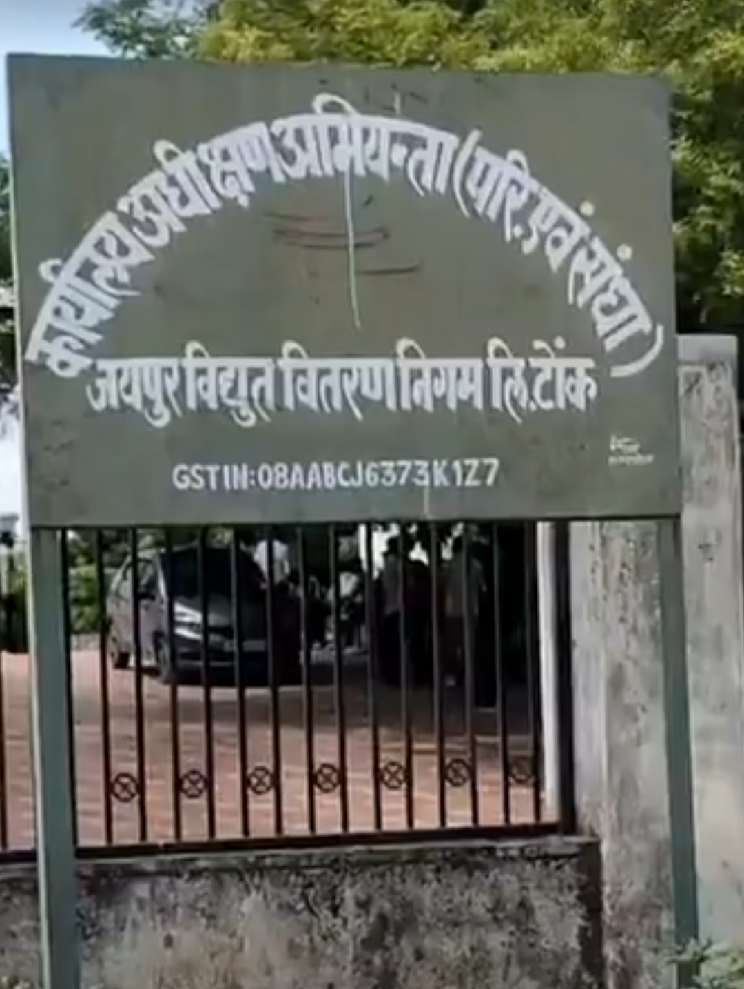 टोंक में 24 घंटे में बिजली चोरी के 169-मामले पकड़े:30.54 लाख जुर्माना लगाया, विद्युत चोरों में मचा हड़कंप; दुकानें बंद कर भाग छूटे