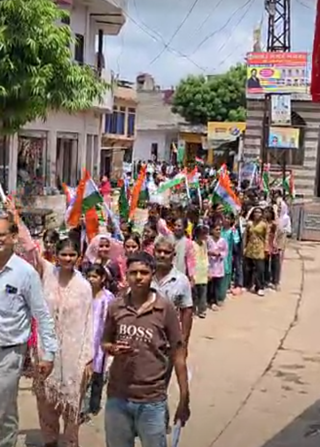 घाड़ के सरकारी स्कूल से निकली तिरंगा यात्रा:स्टूडेंट्स ने लगाए देशभक्ति के नारे, ग्रामीणों ने की पुष्पवर्षा
