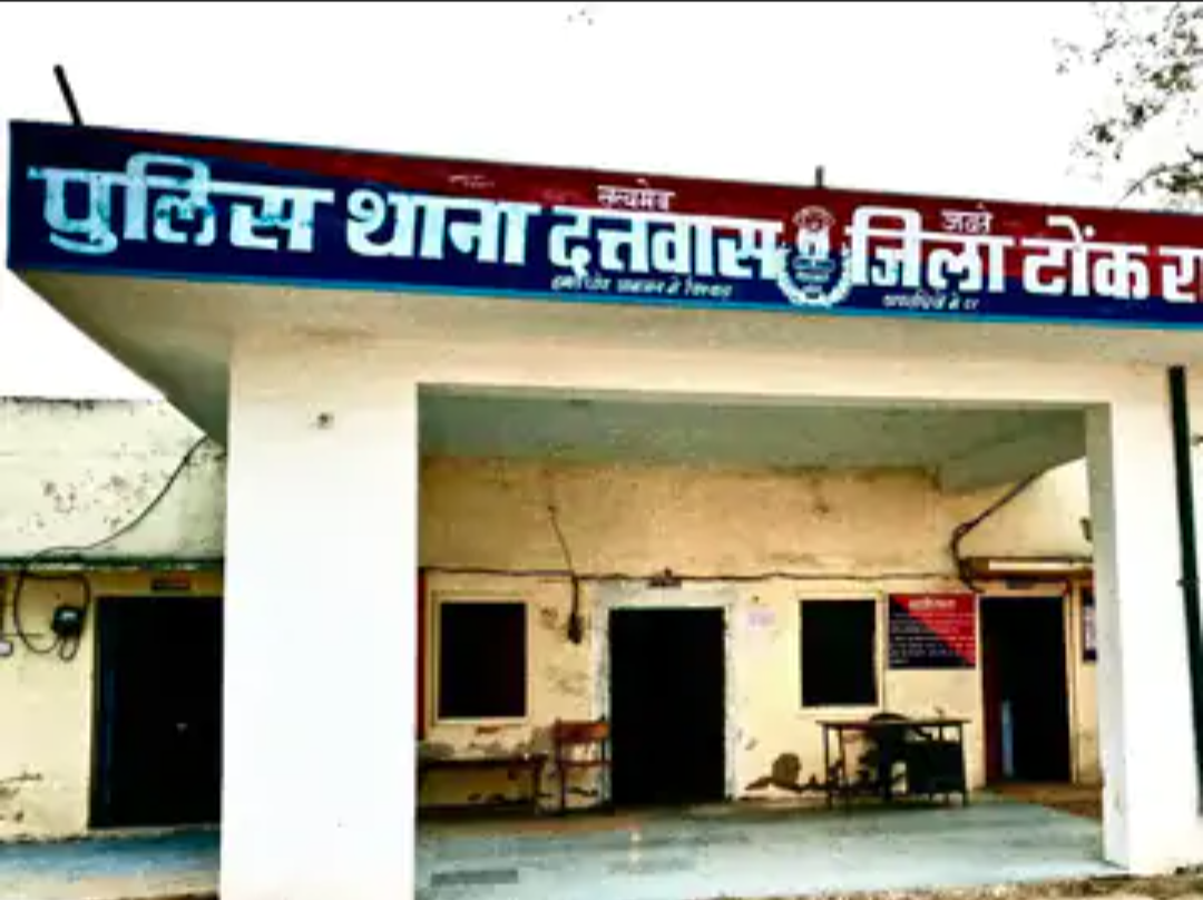 निवाई में साइबर ठगी में दो आरोपी गिरफ्तार:सोशल मीडिया पर सस्ते कपड़े बेचने का देते थे झांसा, 32 फर्जी सिमकार्ड किए जब्त