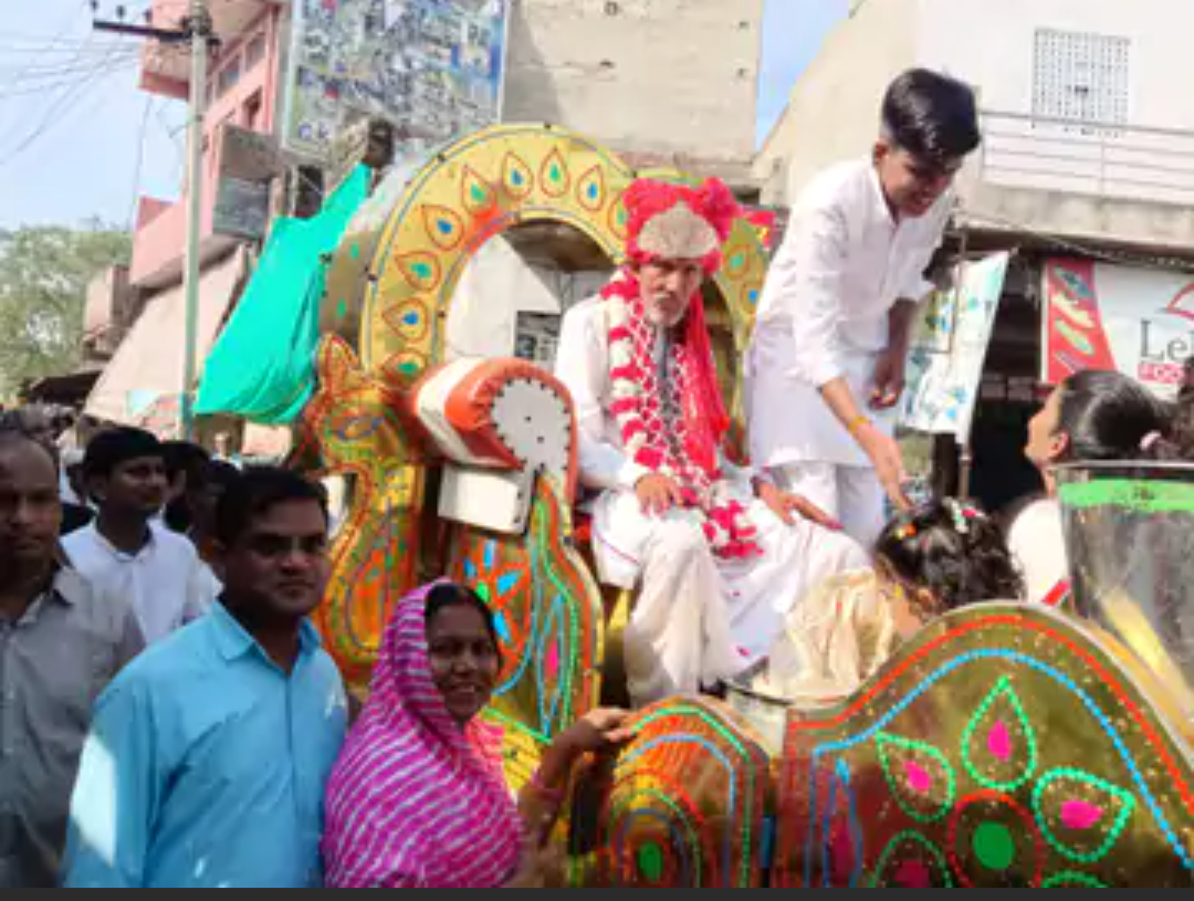 बनेठा में महावीर जैन की दीक्षा पूर्व बिंदौली निकली:जैन समाज ने गोद भराई कर दी मंगलकामनाएं, 19 अगस्त को सीकर में लेंगे क्षुल्लक दीक्षा