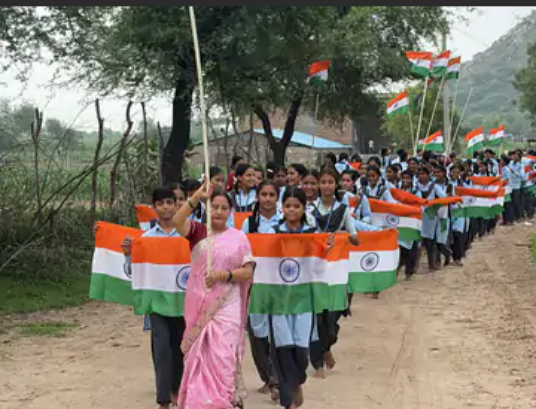 बस्सी स्कूल में स्टूडेंट्स ने तिरंगा यात्रा निकाली:मतदाता शपथ, पोस्टर-स्लोगन के साथ मतदाता जागरूकता फिल्म भी दिखाई