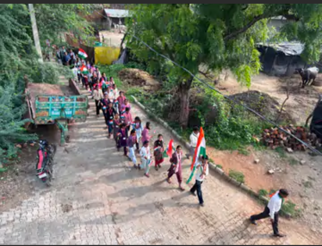 चंदवाड़ स्कूल में शिक्षकों ने निकाली तिरंगा रैली:तिरंगा लहराकर शिक्षकों ने दिया एकता और राष्ट्रप्रेम का संदेश