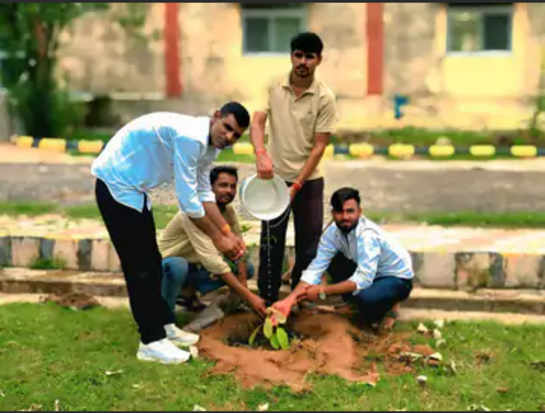 खिड़गी पंप हाउस में पौधारोपण अभियान:परिसर में अब तक लगाए करीब 1000 पौधे, नियमित देखभाल और सुरक्षा का लिया संकल्प