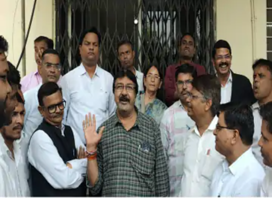 वकीलों ने जिला उपभोक्ता विवाद प्रतितोष आयोग के खिलाफ प्रदर्शन:ऑफिस पर ताला लगाकर सात दिन का कार्य बहिष्कार