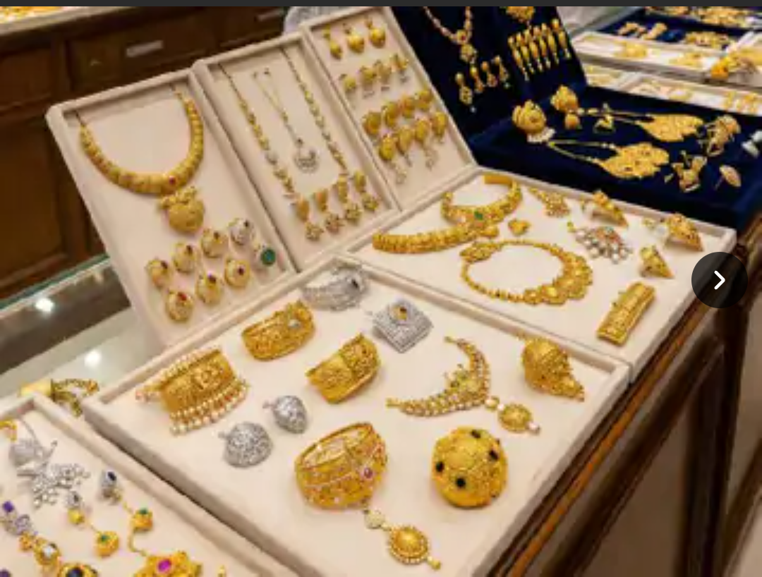 सोना आज ₹708 घटकर ₹1.52 लाख पर आया:चांदी ₹370 गिरकर ₹2.33 लाख पर आई; जानें अपने शहर के दाम