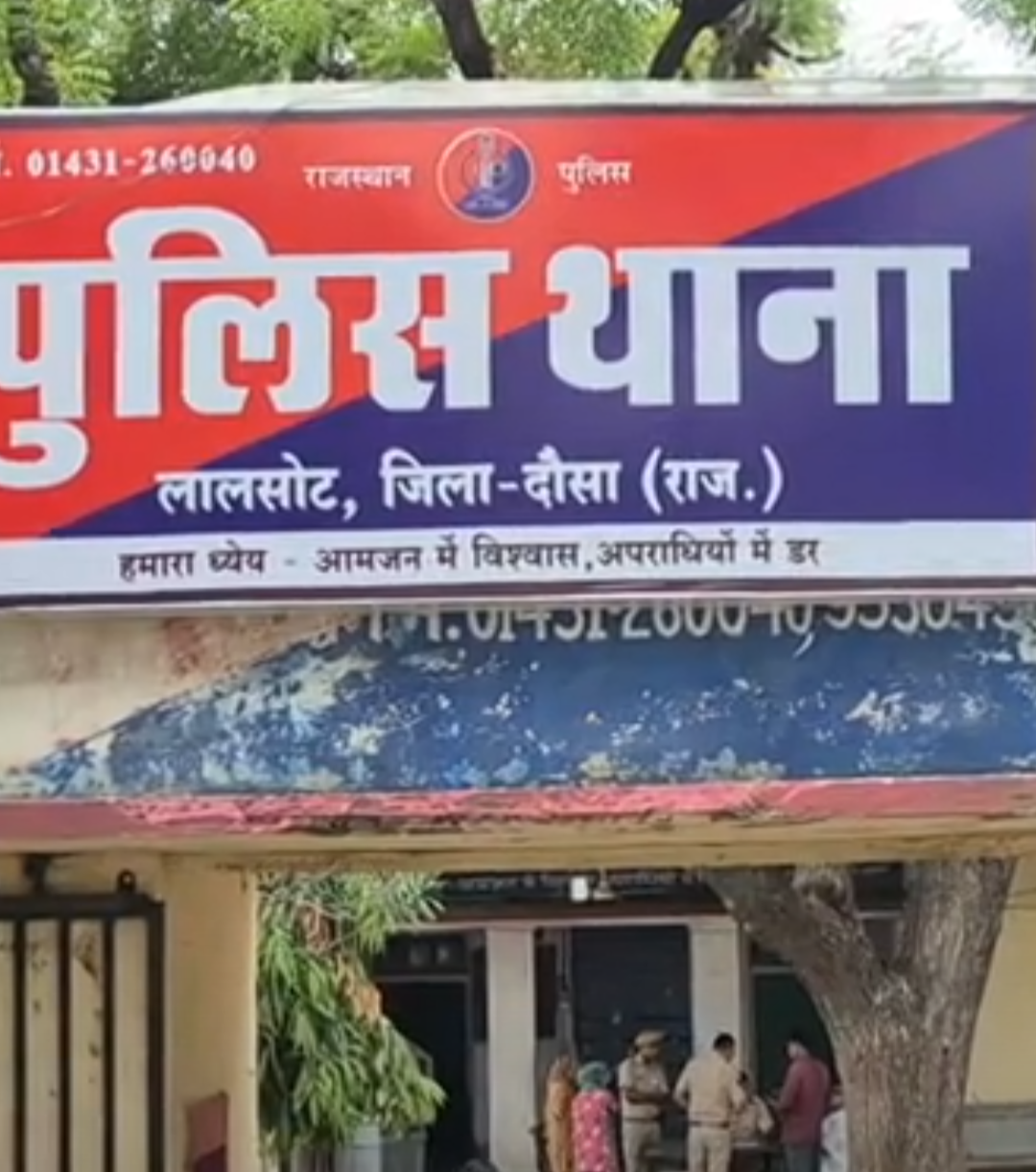 फाइनेंस कंपनी ने बाइक जब्त की, टंकी पर चढ़ा युवक: वापस दिलाने की मांग, लालसोट पुलिस ने एक घंटे की समझाइश के बाद उतारा