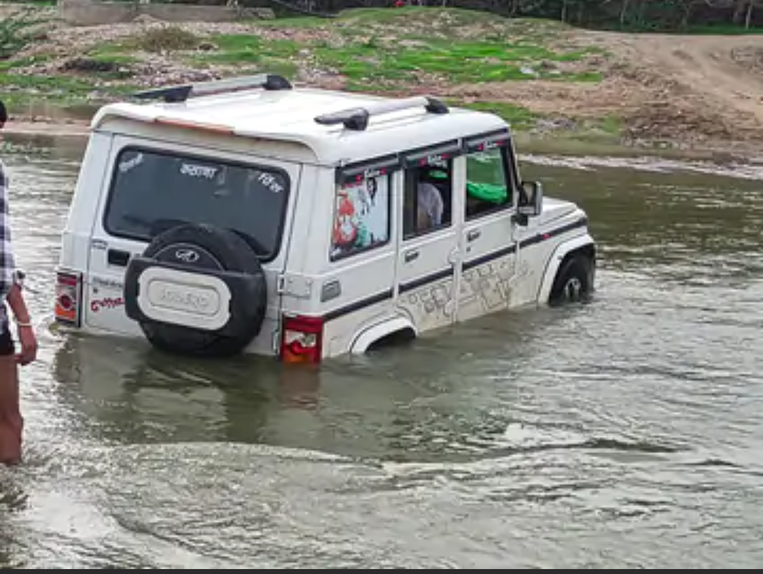 कुरेडा गांव में सहोदरा नदी पर अधूरी पुलिया से परेशानी: अस्थायी रास्ते पर जलस्तर बढ़ने से फंसी बोलेरो, ग्रामीणों ने किया रेस्क्यू