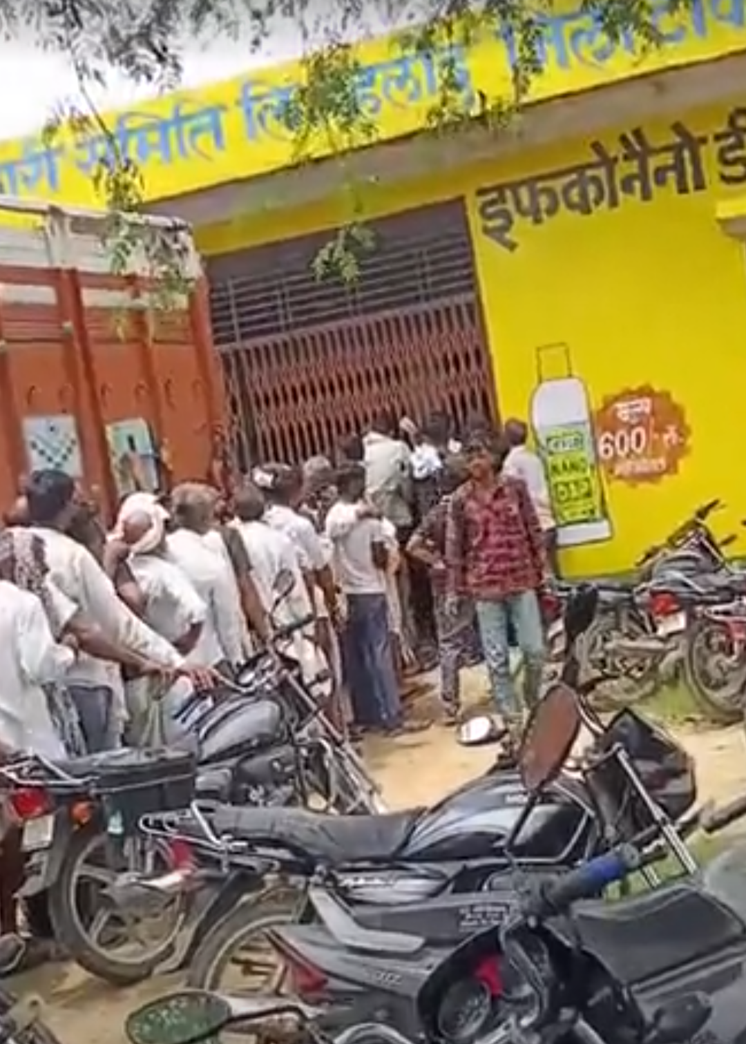 निवाई में डीएपी खाद के लिए किसानों लंबी कतार:दहलोद समिति में 600 कट्टे पहुंचने की सूचना पर उमड़ी भीड़, धक्का-मुक्की भी हुई