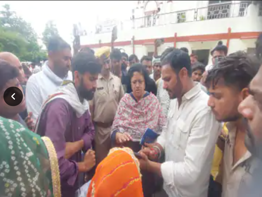 जेल अधीक्षक को सस्पेंड करने की मांग, कलेक्ट्रेट पर धरना-प्रदर्शन:जेल में बंद कैदी की मौत के बाद परिजनों ने लगाया हत्या का आरोप