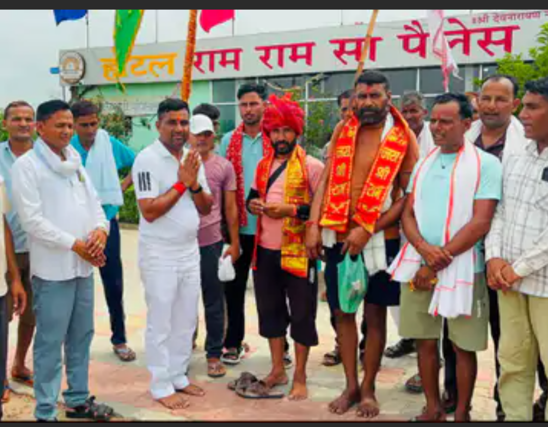 दतवास-बंशीपुरा से बाबा रामदेव के लिए पदयात्रा रवाना:हरभांवता मोड़ पर श्रद्धालुओं का स्वागत किया, गूंजे जयकारे