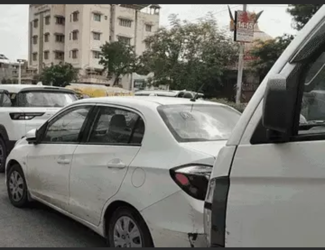 जयपुर में CNG पंप पर गाड़ियों की कतारें:दो घंटे तक लोग कर रहे इंतजार; कंपनी ने कहा- पाइपलाइन के बाद नहीं होगी परेशानी
