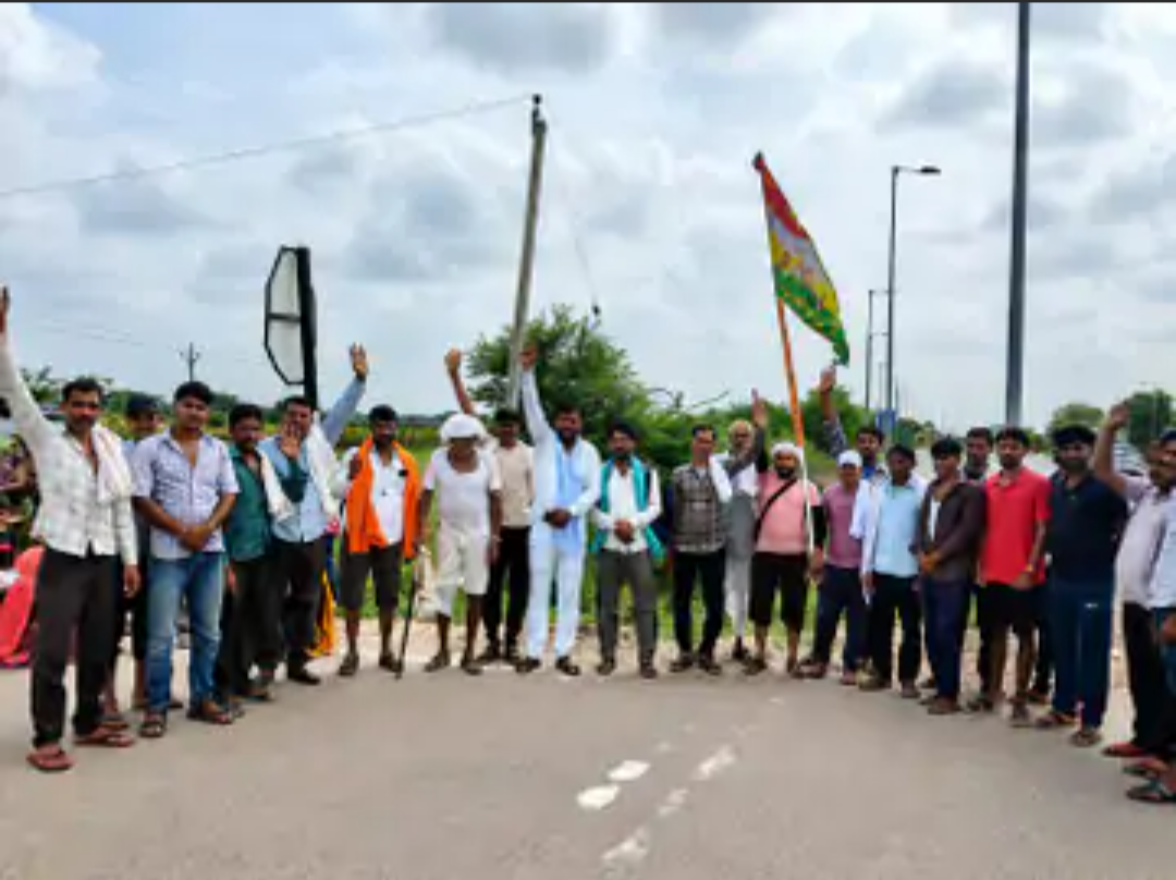 जगसरा से रुणीजा धाम के लिए 21वीं पैदल यात्रा: ध्वज लेकर जयकारों के साथ निकले श्रद्धालु, भजन-कीर्तन से गूंजा गांव