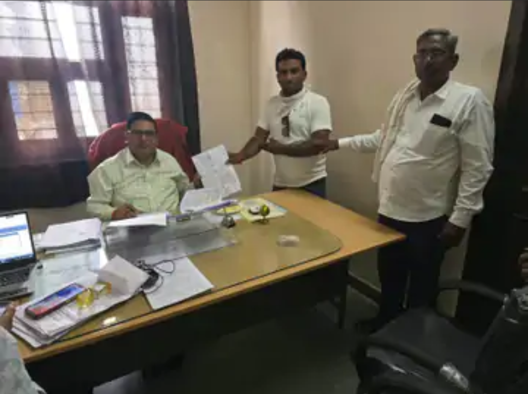 सांकली में सार्वजनिक रास्ता बंद होने ग्रामीण परेशान:तहसीलदार को सौंपा ज्ञापन, अतिक्रमण हटाकर रास्ता खोलने के दिए निर्देश