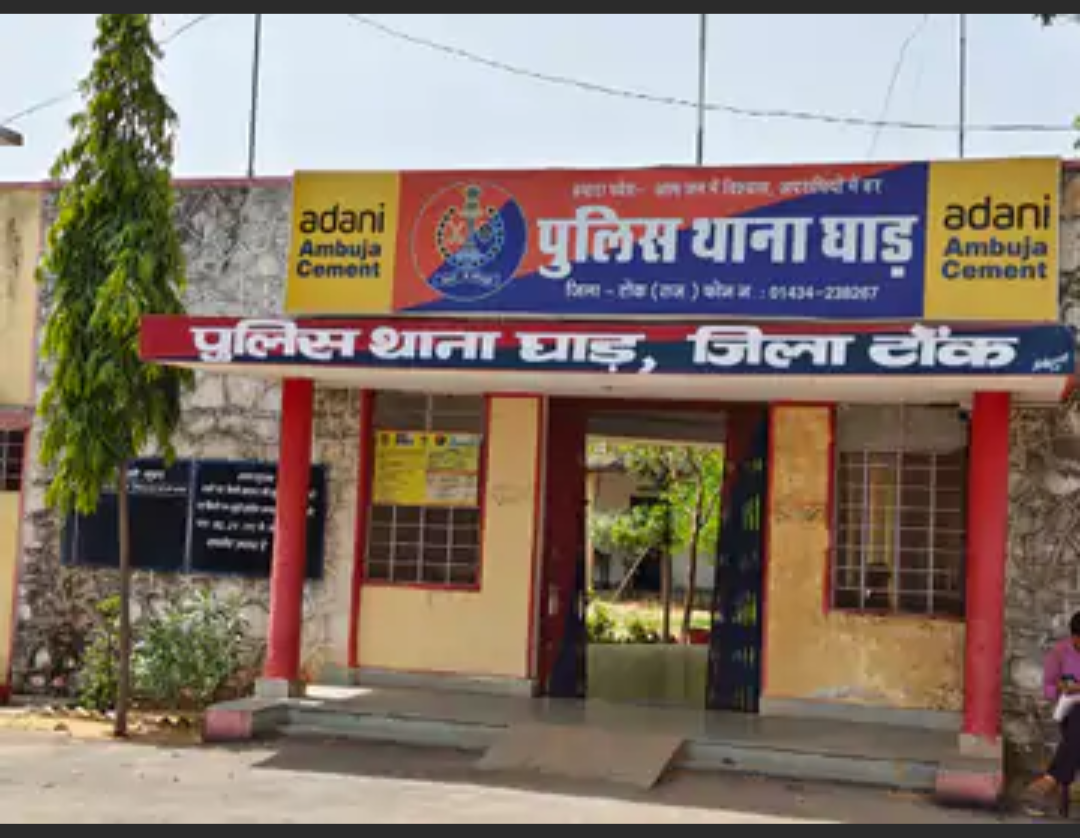 अवैध बजरी से भरा ट्रक जब्त:घाड़ पुलिस ने 3 वांछित आरोपियों को गिरफ्तार किया; लंबे समय से फरार थे