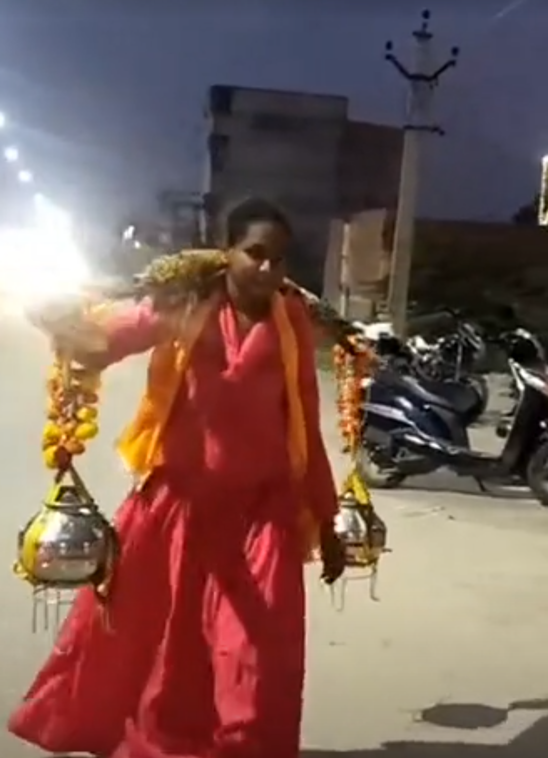 किन्नर निशा 700-किमी दूर हरिद्वार से कावड़ लेकर देवली पहुंची:लोगों ने तिलक और साफा पहनाकर स्वागत किया, शिव मंदिर में करेगी जलाभिषेक