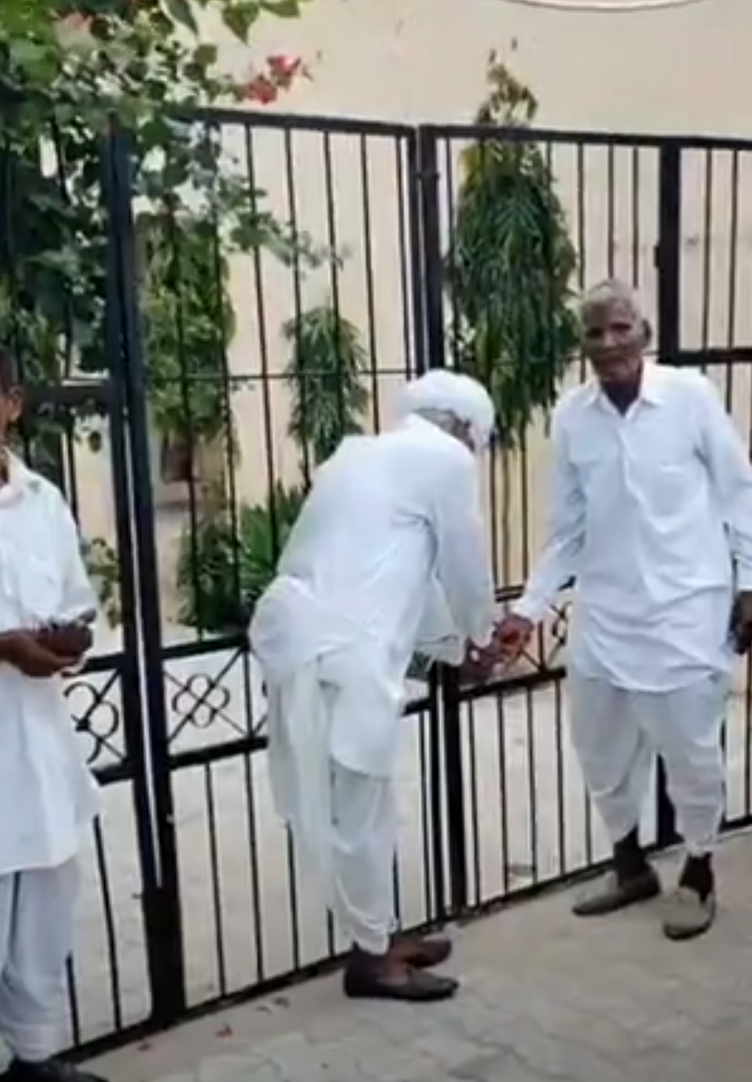 शिक्षकों की कमी से नाराज-अभिभावकों ने जड़ा स्कूल पर ताला:एक घंटे चले विरोध-प्रदर्शन के बाद 2 थर्ड ग्रेड टीचर लगाए