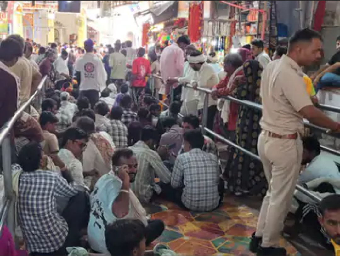 मेले में बिछड़े मासूमों को पुलिस ने परिजनों से मिलवाया:रोते हुए बच्चों को गोदी में लेकर पहुंचे; देशभर से डिग्गी कल्याणजी आ रहे श्रद्धाुल