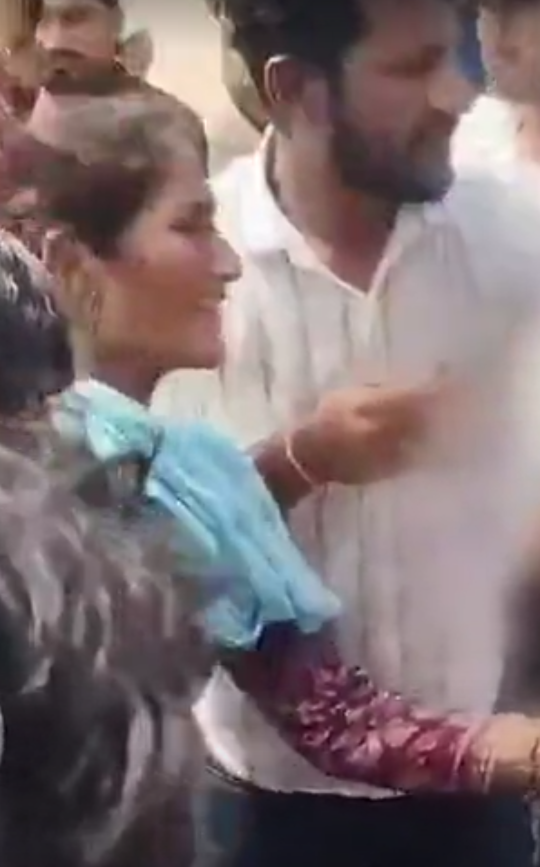 महिलाओं ने दो युवकों को चप्पलों से पीटा: बोलेरो और बाइक टक्कर के बाद विवाद हुआ, वीडियो भी बनाया