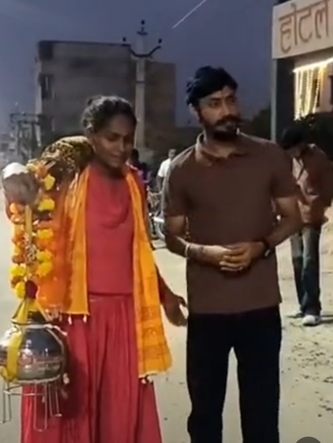 किन्नर निशा 700-किमी दूर हरिद्वार से कावड़ लेकर देवली पहुंची:लोगों ने तिलक और साफा पहनाकर स्वागत किया, शिव मंदिर में करेगी जलाभिषेक