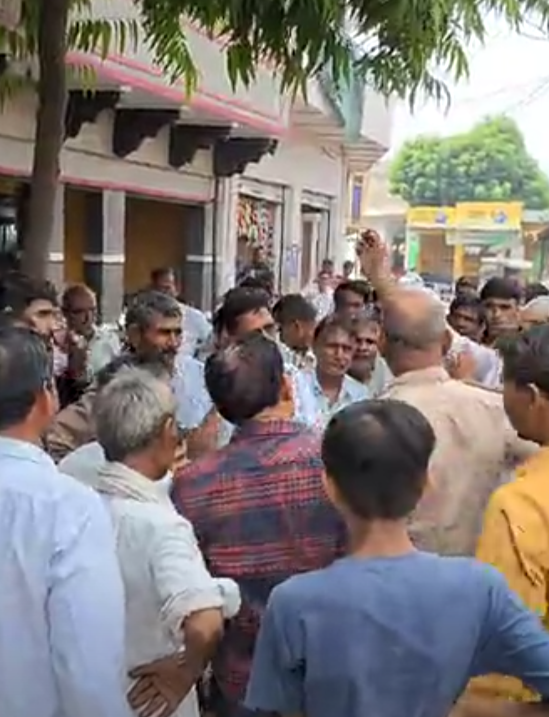 घाड़ में अतिक्रमण हटाने के नोटिस का विरोध:दर्जनों परिवारों और महिलाओं ने सड़क पर धरना दिया, प्रशासन से राहत की मांग