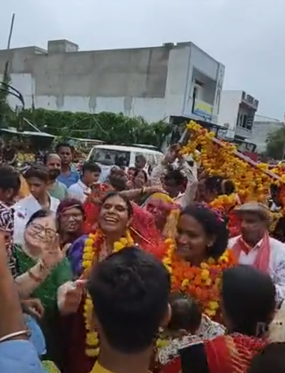 निशा बाई किन्नर ने पूरी की 750 किमी कांवड़ यात्रा:देवली में हुआ स्वागत, फूलों की चादर के साथ मंदिर तक पहुंचाया