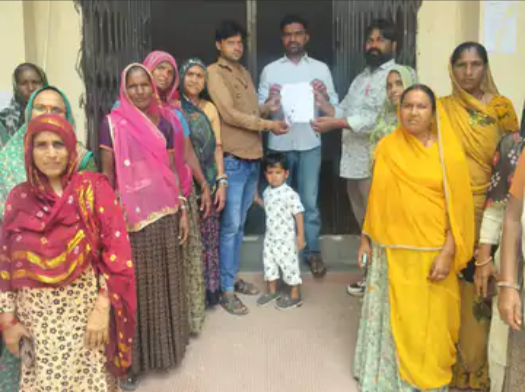 पनवाड़ा में 2 साल से पानी का संकट:ग्रामीण 3 किमी दूर से ला रहे पानी; आंदोलन की चेतावनी