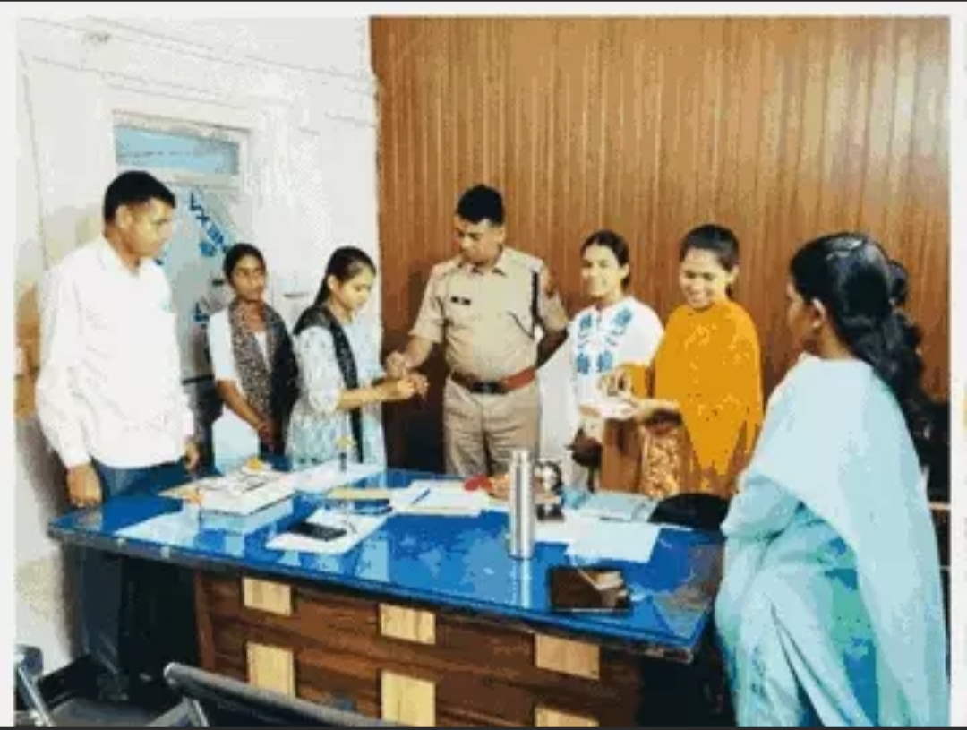 पीपलू ब्लॉक की किशोरियों ने पुलिसकर्मियों को बांधी राखी:’राखी से रक्षा’ अभियान से दिया सुरक्षा का संदेश