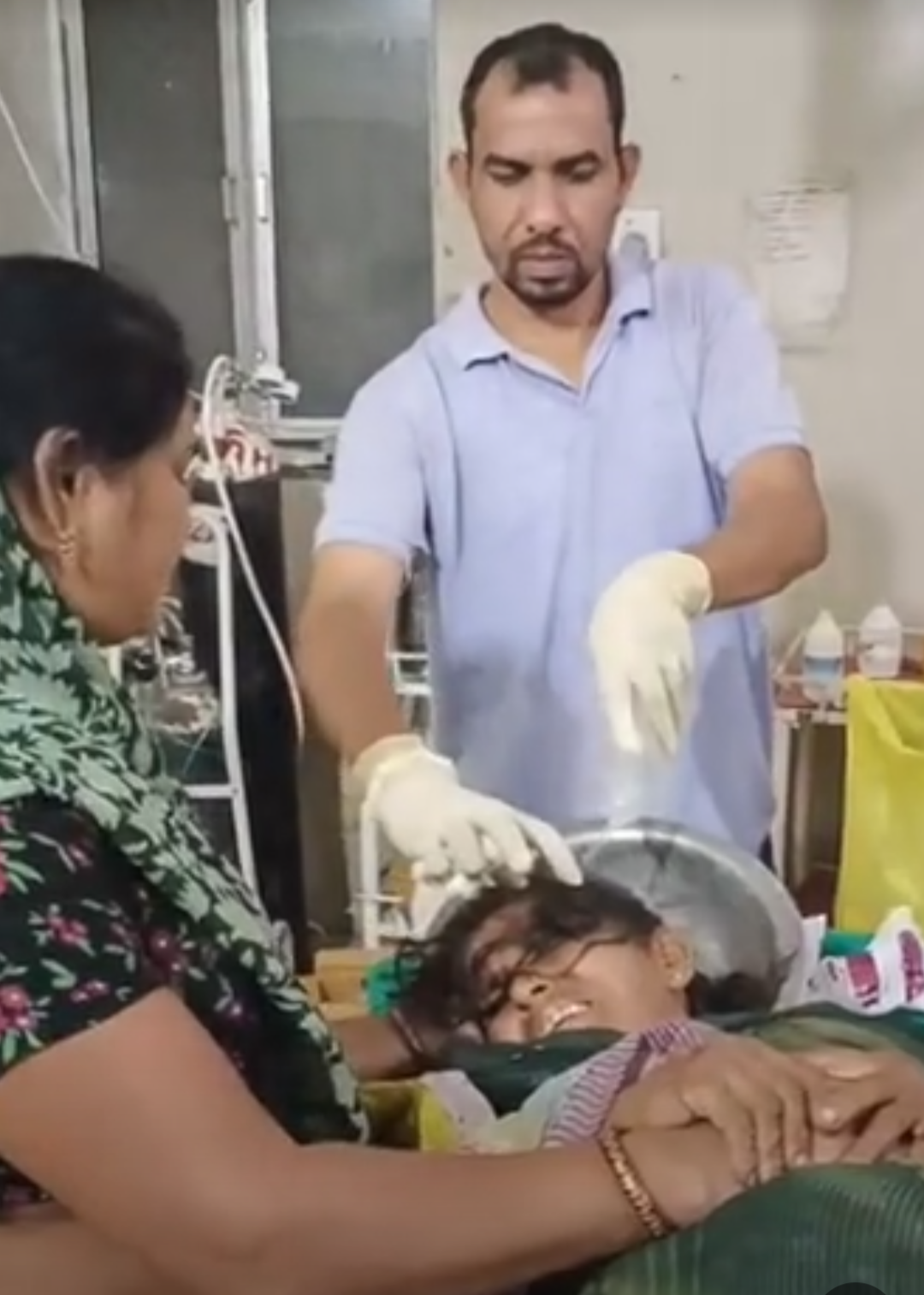 बेटे ने मां के सिर में कुल्हाड़ी-मारी, 15 टांके आए:सिर फटने से हालत गंभीर, उदयपुर रेफर किया
