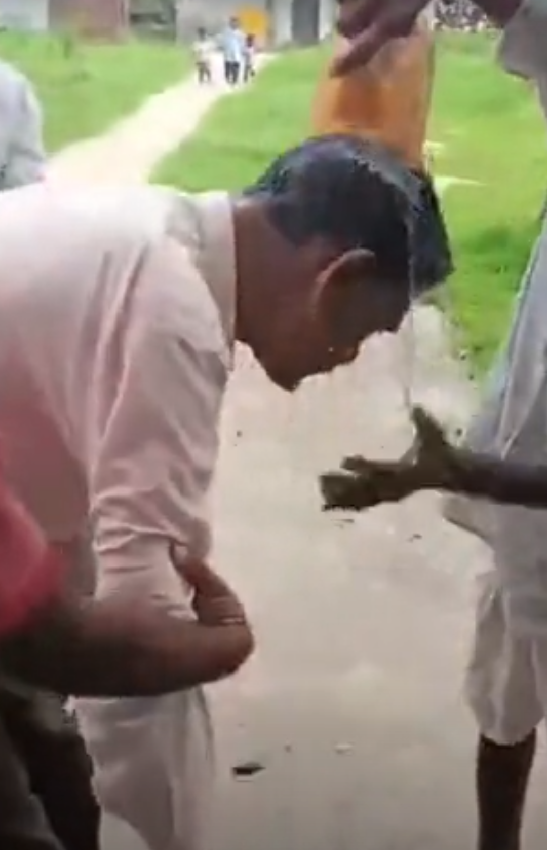 शराब पीकर स्कूल आने वाला टीचर सस्पेंड:क्लास रूम तक नहीं जा पाया, ग्राउंड में लेटा रहा; 5 दिन बाद कार्रवाई