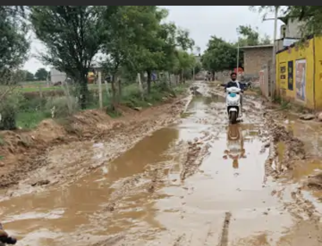 सिरोही-बड़ागांव रोड पर कीचड़, आवाजाही बाधित:डिग्गी कल्याण यात्रियों की राह मुश्किल; ग्रामीण बोले- दंडवत यात्रा वालों के चोटिल होने का डर