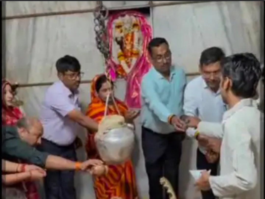 सिरोही गांव के शिव मंदिर में जलाभिषेक हुआ:विधि-विधान से पूजा-अर्चना की, बड़ी संख्या में श्रद्धालु हुए शामिल