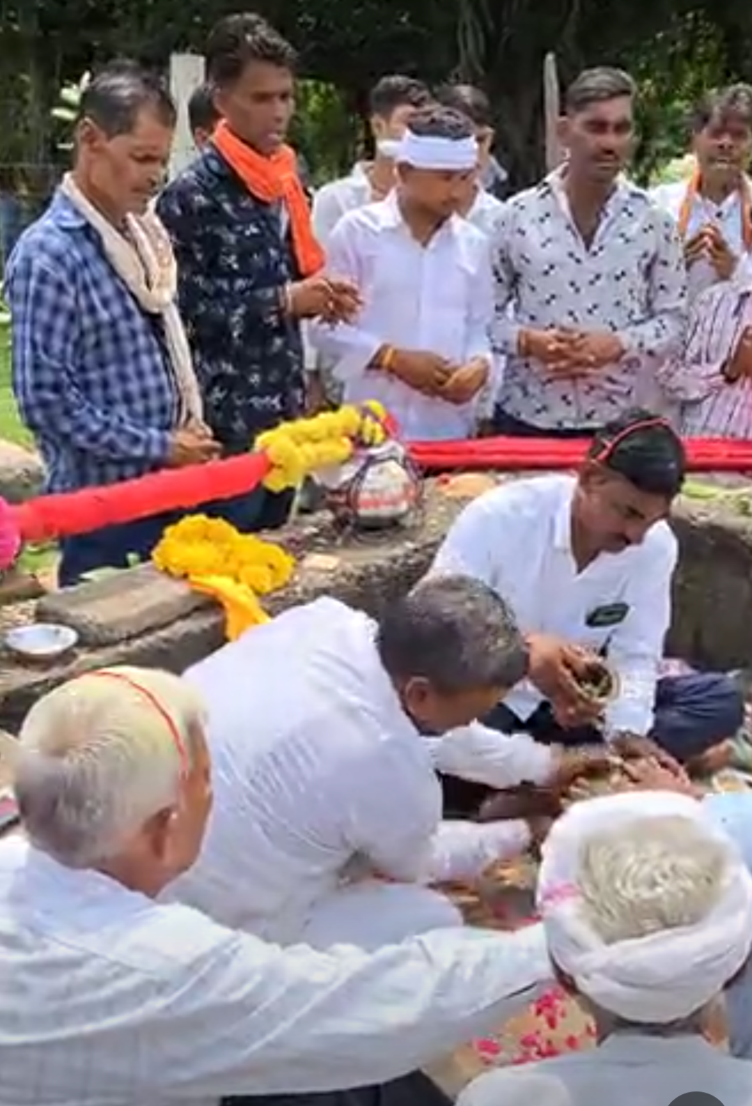 दूनी तहसील में 21 किलोमीटर लंबी कांवड़ यात्रा निकली:सैकड़ो श्रद्धालुओं ने लिया भाग, जगह-जगह पुष्पवर्षा कर स्वागत किया