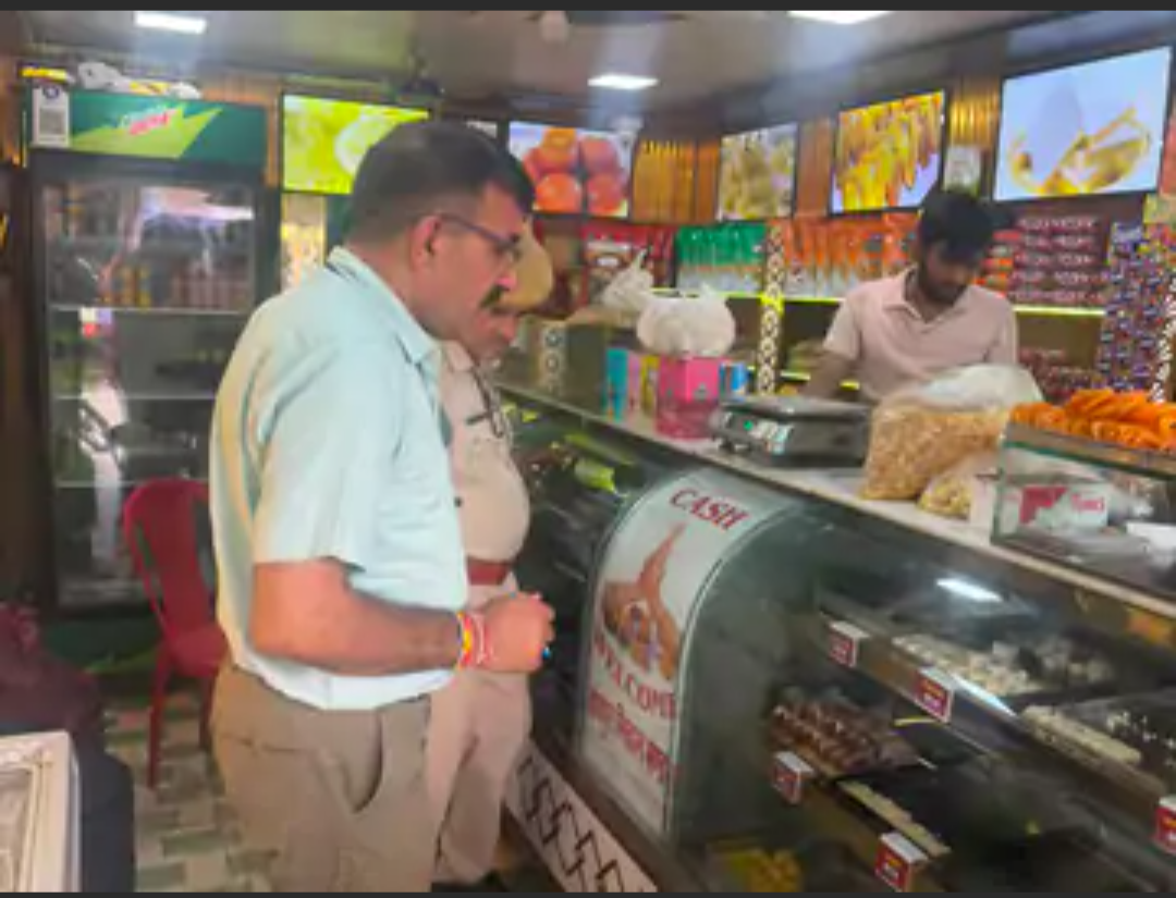 त्योहारी सीजन में खाद्य विभाग की मिलावटखोरों पर सख्ती:बनेठा में मावा, बर्फी और घी के लिए नमूने, जांच के बाद होगी कार्रवाई