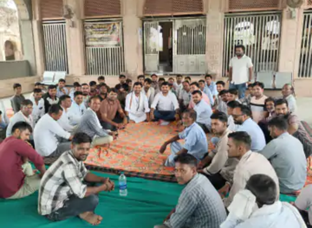 पीपलू में यूथ कांग्रेस की चुनावी बैठक:भैरवनाथ मंदिर में बनाई रणनीति, घर-घर जनसंपर्क का आह्वान