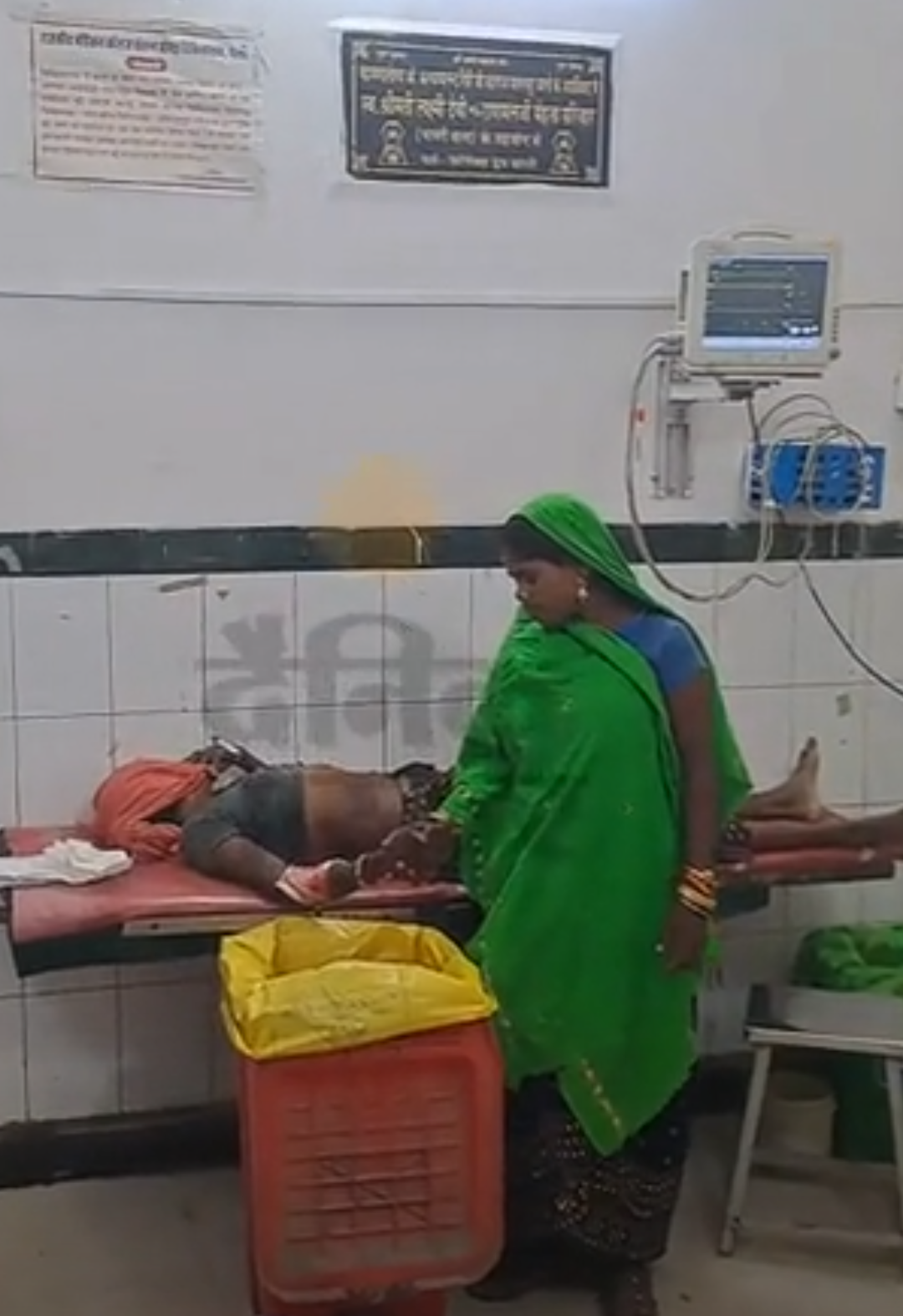 परिवार पर गिरा बिजली पोल, करंट से पिता-पुत्र की मौत:महिला गंभीर झुलसी, खेत में पानी लेने जाते समय हुआ हादसा