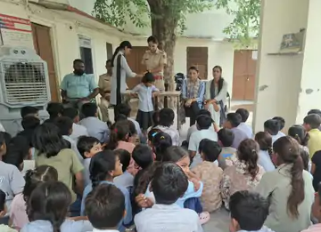 दतवास थाना परिसर में रक्षाबंधन:साइबर अपराध और नशे से दूर रहने की दी सीख