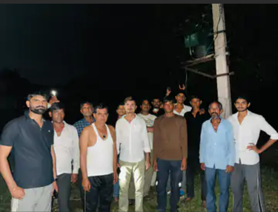 गांव कोटड़ा में बिजली संकट गहराया:ओवरलोड से बार-बार जल रहा ट्रांसफार्मर, दो नए ट्रांसफार्मर की मांग