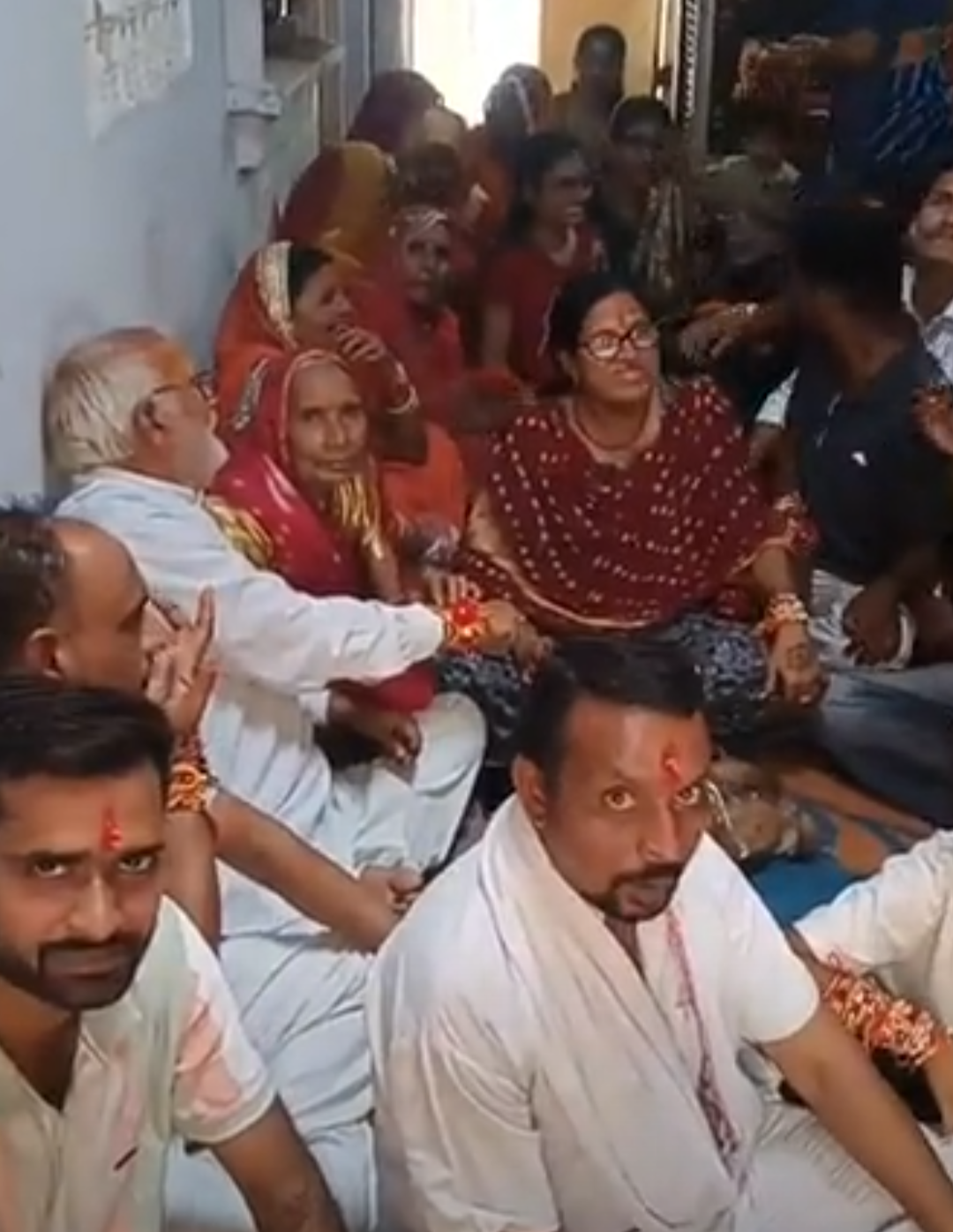 रक्षाबंधन पर बहनों ने भाई की कलाई पर बांधी राखी:जेल में बंद भाइयों से मिलीं बहनें, पुलिस जवानों को भी बांधा रक्षा सूत्र