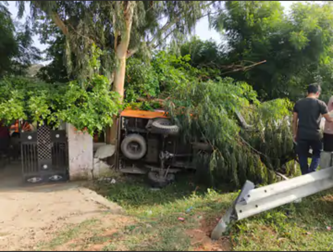 करेड़ा बुजुर्ग बाईपास पर दूध की पिकअप पलटी:हादसे में दो गायों की मौत, सड़क से उतरकर मकान की दीवार से टकराई