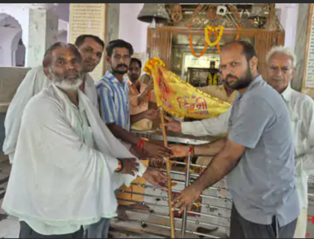 नटवाड़ा से डिग्गी कल्याण की पैदल यात्रा का शुभारंभ:पुजारी ने ध्वज पूजन के साथ की आरती, सामाजिक एकता का संदेश दिया