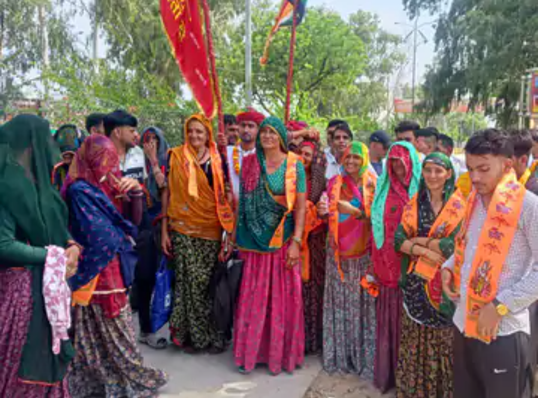 गिरधारीपुरा से शीतला माता मंदिर के लिए पदयात्रा:ग्रामीणों ने पुष्प वर्षा से किया स्वागत, कल चढ़ेगा ध्वज, महाआरती के साथ लगेगा भोग