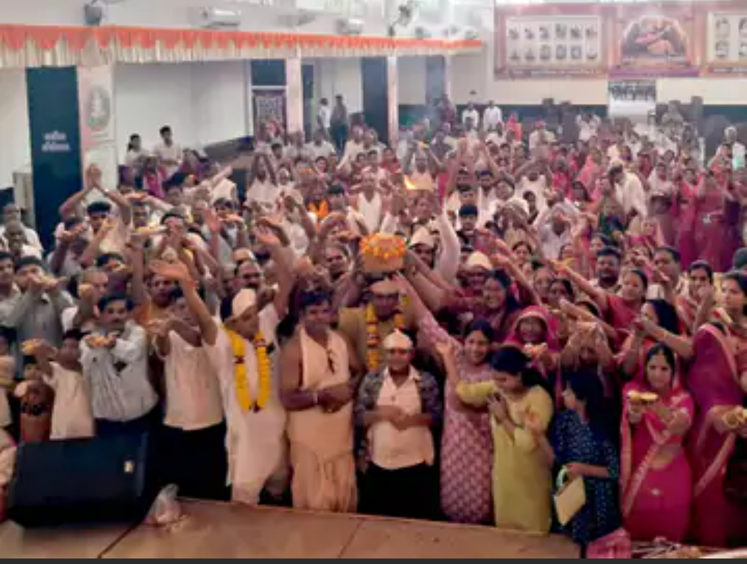 श्री शांतिनाथ दिगंबर जैन मंदिर में चढ़ाया निर्वाण लाडू:700 मुनियों को श्रीफल अर्पित कर किया पुण्यार्जन, बड़ी संख्या में पहुंचे श्रद्धालु
