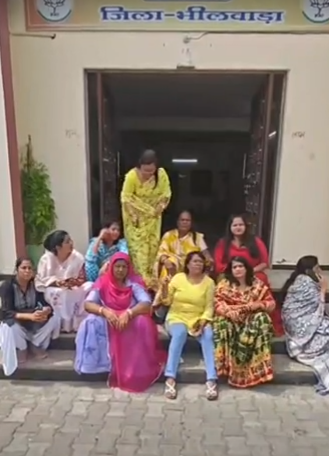 भीलवाड़ा में महिला मोर्चा ने टाला आत्मदाह:संभाग प्रभारी के आश्वासन पर खत्म किया धरना, अधिकृत टिकट लिस्ट का इंतजार