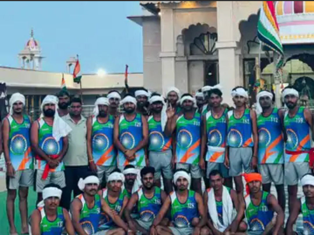 हाजीपुर डढ़ीकर से 31 भगत डाक ध्वज लेकर निवाई पहुंचे:देव नारायण मंदिर में ध्वज चढ़ाया, जयकारों से गूंजा यात्रा मार्ग