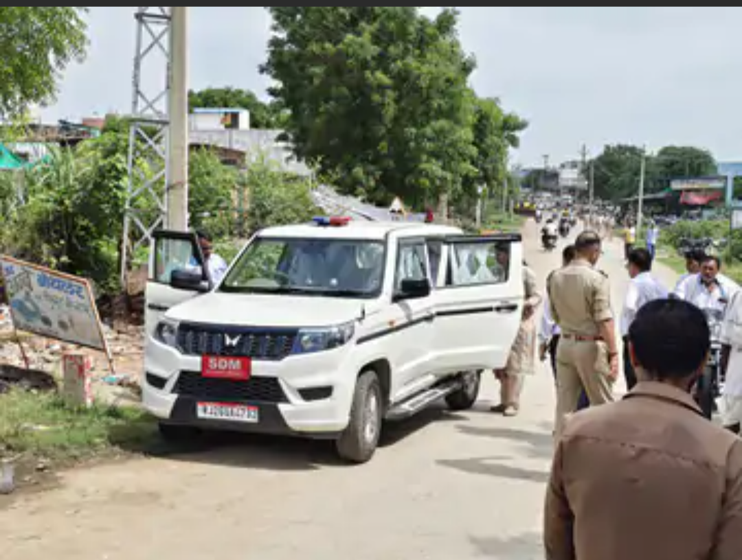अतिक्रमण हटाओ अभियान में लापरवाही पर प्रशासन सख्त:लापरवाही बरतने पर पटवारी और भू-अभिलेख निरीक्षक को मिली चार्जशीट