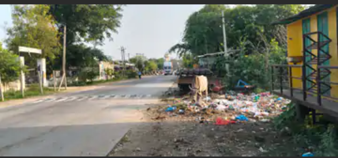 सड़क निर्माण के बीच कचरे के ढेर, पंचायत की सफाई पर उठे सवाल