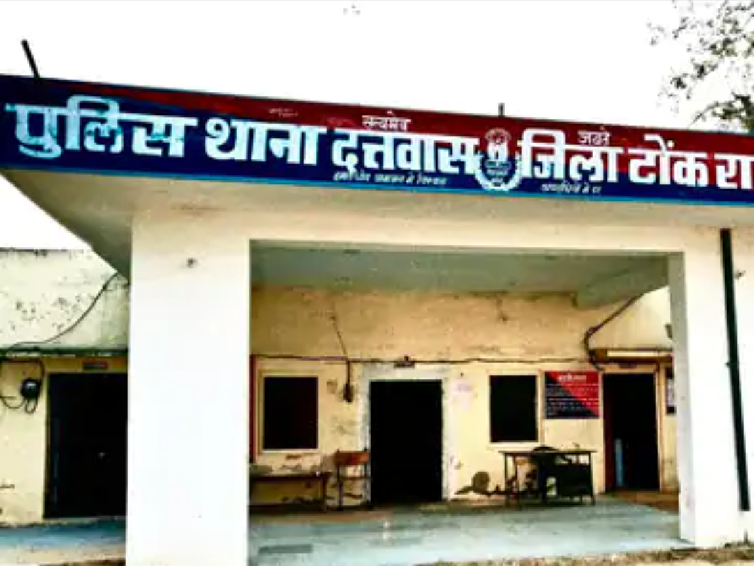 डेढ़ महीने से फरार 2 वांछित आरोपी गिरफ्तार:8 टन अवैध बजरी से भरी ट्रैक्टर-ट्रॉली जब्त