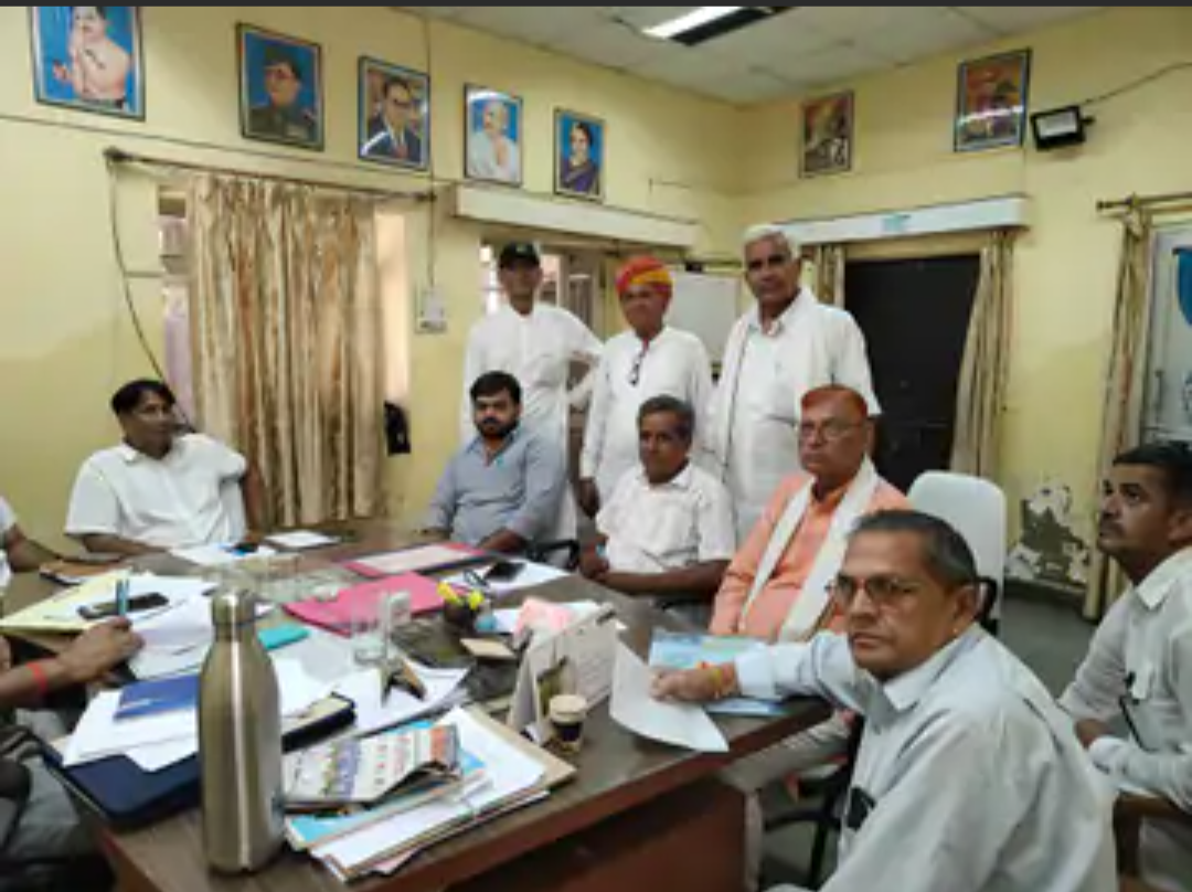 किसानों ने प्रशासन को खाद से लेकर 200 करोड़ के बीमा क्लेम के मुद्दे बताए