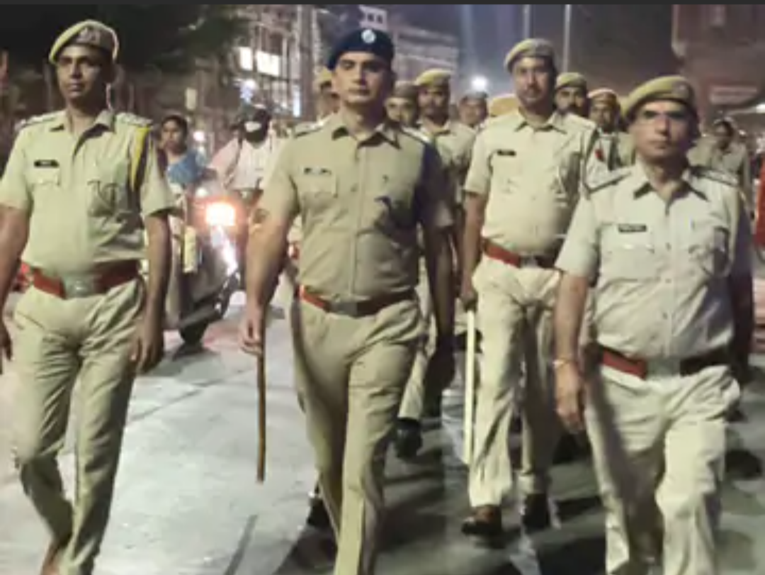 निवाई में पुलिस ने फ्लैग मार्च निकाला:संवेदनशील इलाकों में पैदल गश्त,लोगों से भयमुक्त होकर मतदान की अपील