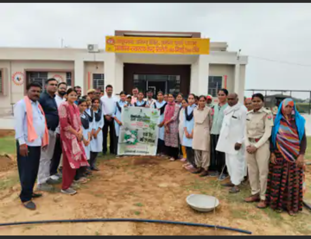 PHC में नीम, बड़, पीपल के पौधे लगाए:उप वन संरक्षक बोले- हरियाली से ही पर्यावरण का संतुलन बना रहेगा